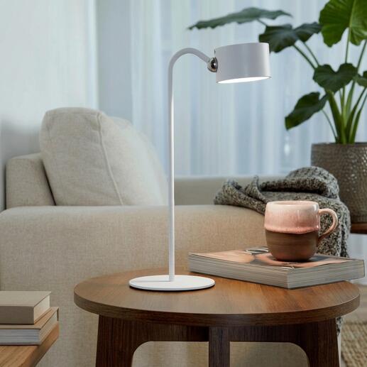 Moderne LED-accu-verlichting op een tafel, ideaal voor verlichting in de woonkamer.