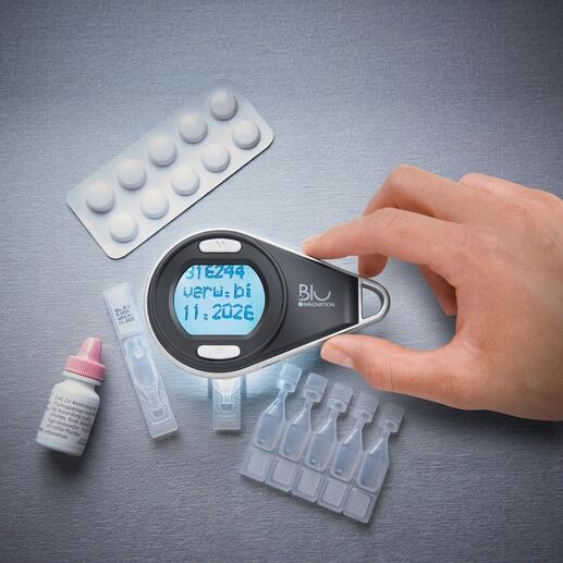 Digitale handloup met handbediening, naast pillen en testbuizen.
