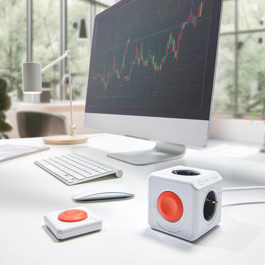 PowerCube Remote Set op een bureau met een computer en accessoires.