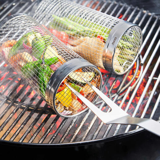 Grillmandje van metaal met groenten erin, op de grill met gloeiende kolen.