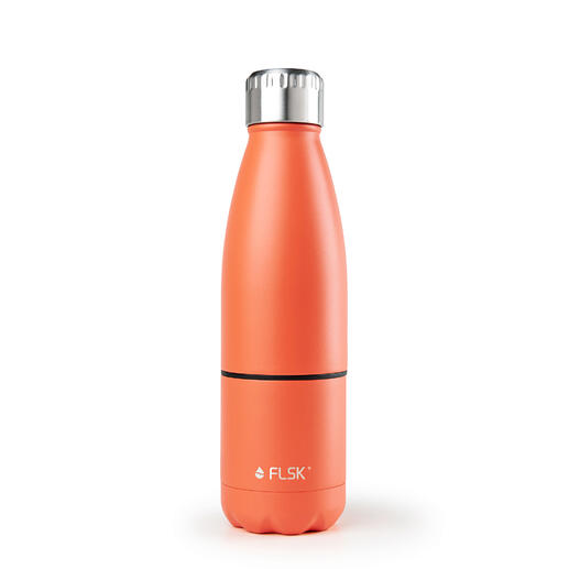 Isolerende fles in oranje op een witte achtergrond.
