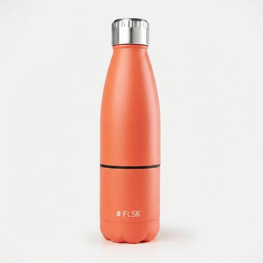 Isolerende fles in oranje op een witte achtergrond.
