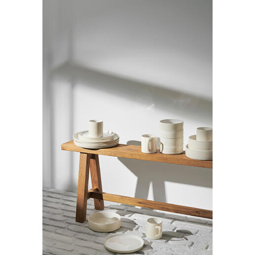 Reglaze Essteller 6-delige set decoratief gestapeld op een houten tafel.
