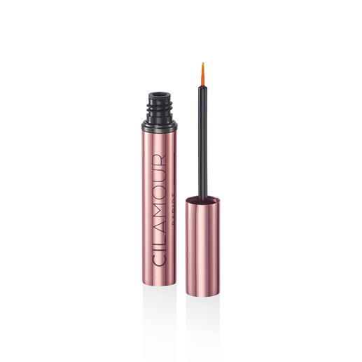 CILAMOUR RAPIDE wimper serum in een hand.