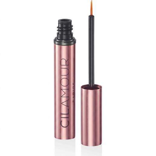 CILAMOUR RAPIDE wimper serum in een hand.