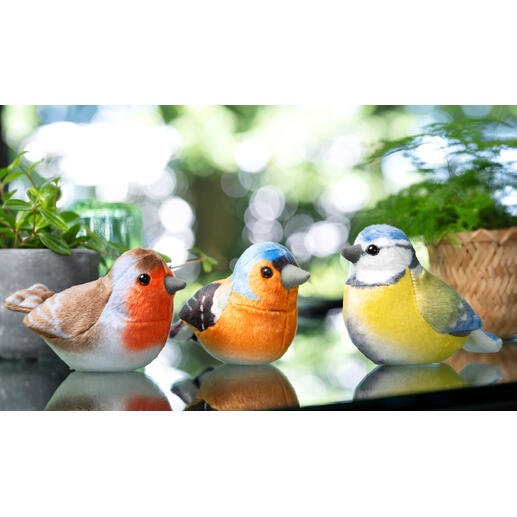 Drie decoratieve vogelfiguren in natuurlijke kleuren.
