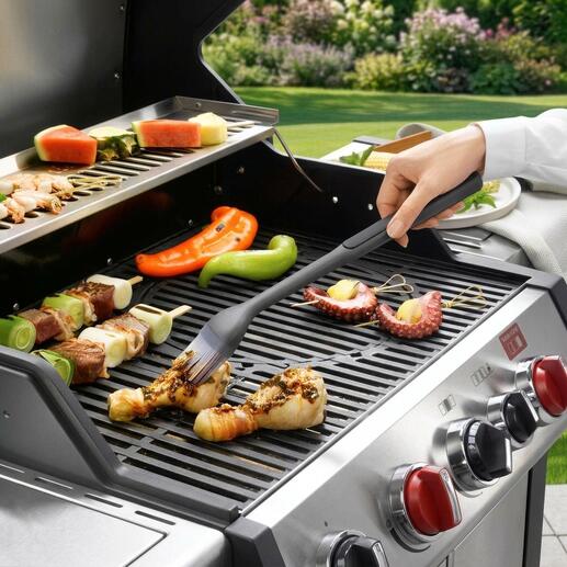 Grillkwast in actie om vlees op de grill aan te brengen.