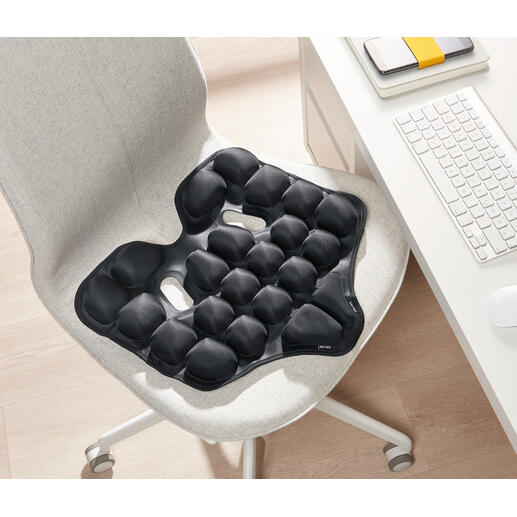 Zwart ergonomisch zitkussen op een stoel.