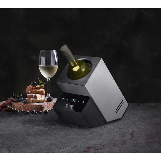 Design draagbare wijnkoeler met een fles witte wijn en een glas op een tafel