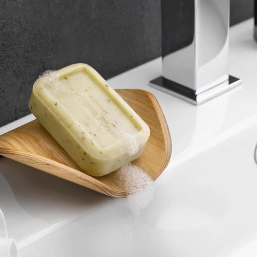 Houten zeepbakje met zeep, op een badkamer wastafel