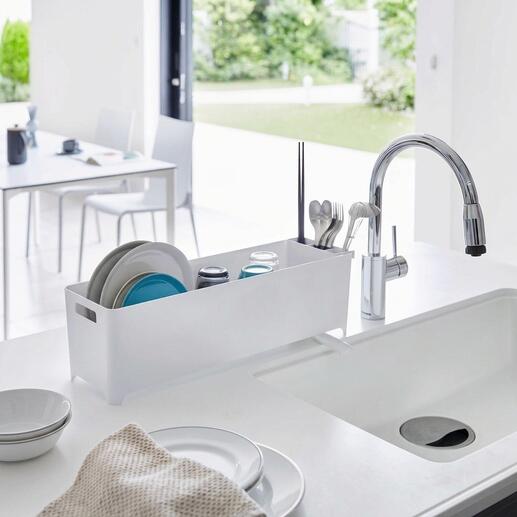 Ultraslanke afvoerbak in een moderne keuken met servies.