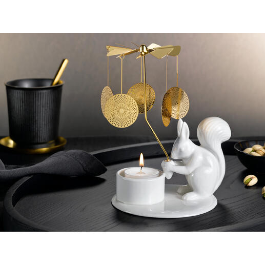 Theelichtcarrousel met een eekhoorn die een theelicht op een elegante tafel vasthoudt.