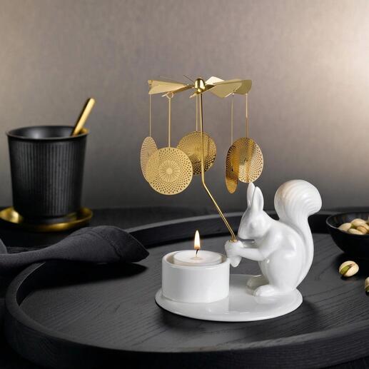 Theelichtcarrousel met een eekhoorn die een theelicht op een elegante tafel vasthoudt.
