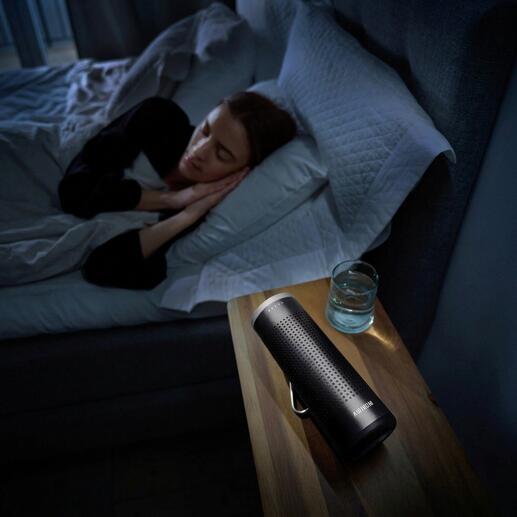 Mobiele 2-in-1 luchtreiniger op een nachtkastje naast een slapende persoon