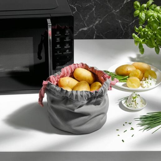 Grijze aardappelgarbeutel met aardappelen en kruiden op de tafel.