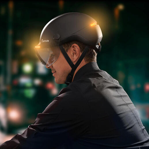 Man draagt een fietshelm met lichtsignaal in de stad bij nacht