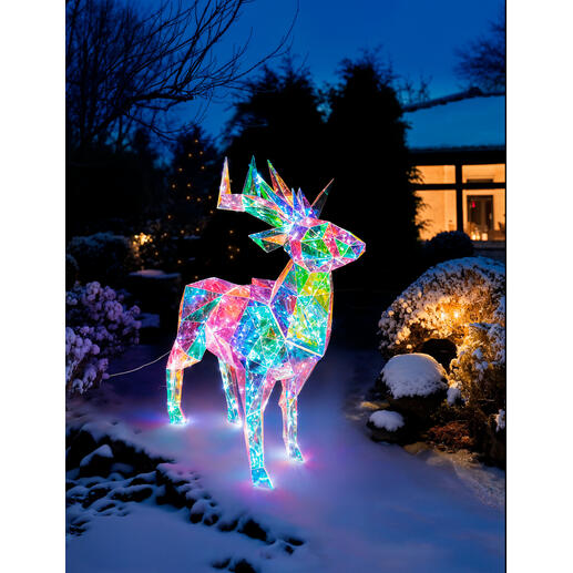 Schitterend hert gemaakt van lichtreflecterende materialen in de sneeuwtuin.
