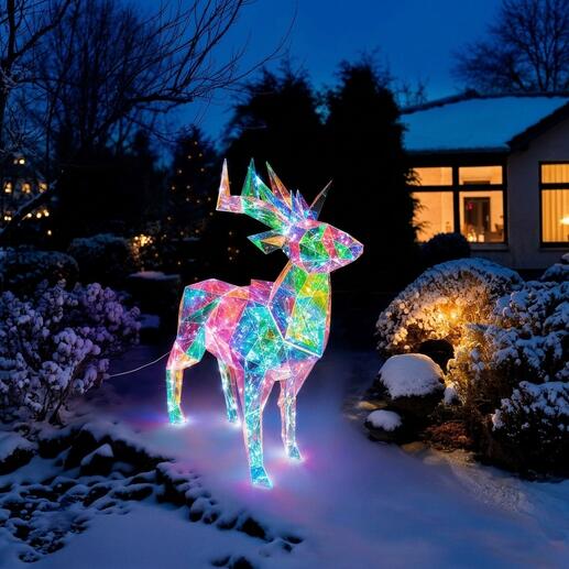 Schitterend hert gemaakt van lichtreflecterende materialen in de sneeuwtuin.