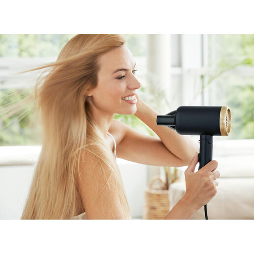 Compacte reisblowdryer in gebruik, vrouw die haar haar droogt.
