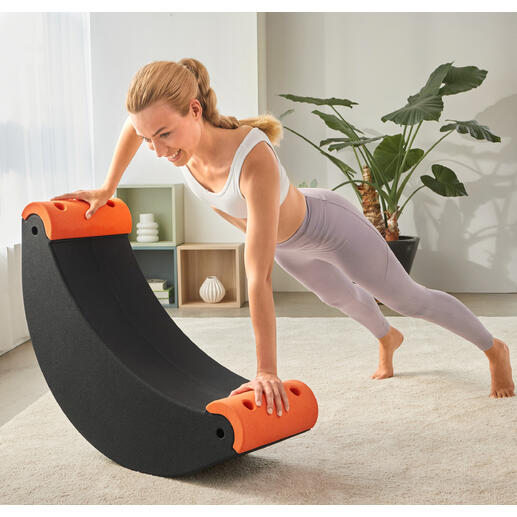 Vrouw traint op een 3-in-1 multifunctionele trainer met oranje handgrepen.
