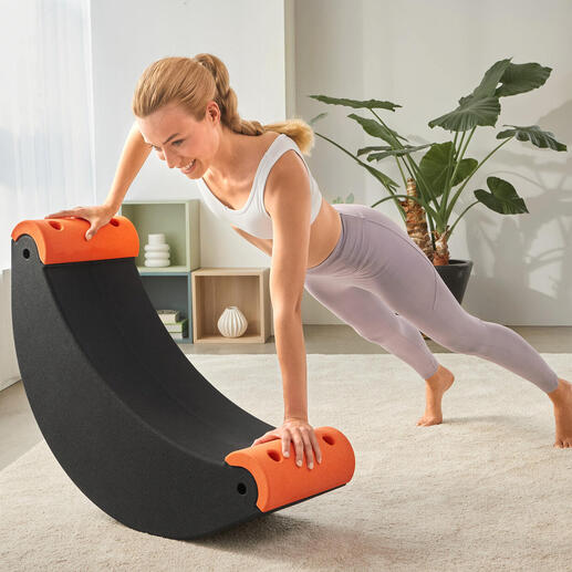 Vrouw traint op een 3-in-1 multifunctionele trainer met oranje handgrepen.