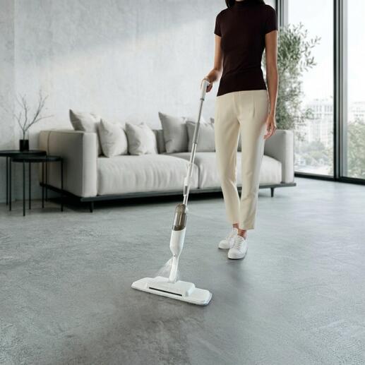3-in-1 Spray-mop wordt gebruikt door een vrouw, de vloer is leeg