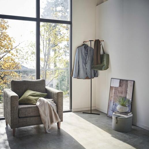 Hoekgarderobe met jassen in een moderne ruimte