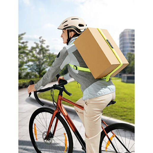 Man op een fiets met een pakketrugzak die een groot pakket vervoert.