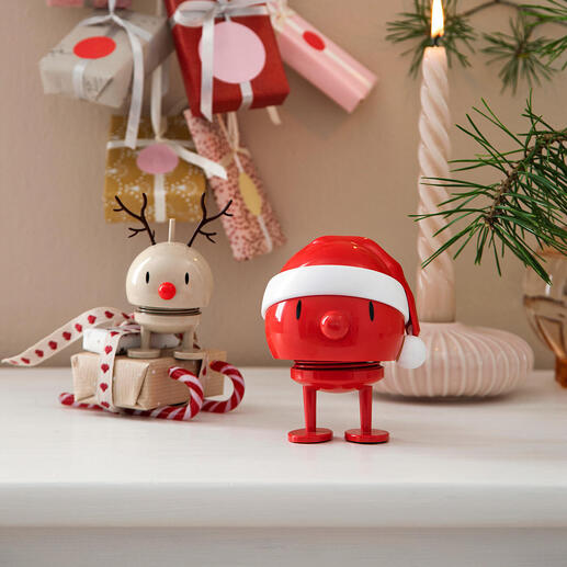 Hoptimist sneeuwman in de kerstdecoratie met geschenken.