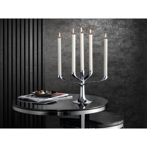 Moderne kandelaar met vijf kaarsen op een tafel, elegante decoratie.