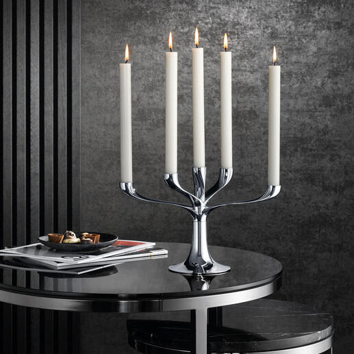 Moderne kandelaar met vijf kaarsen op een tafel, elegante decoratie.