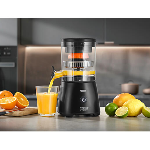 Volautomatische citruspers in de keuken, sinaasappel wordt geperst.