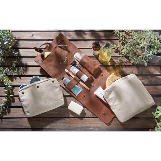 Buffelleren toilettas Zo uniek als uw reis: de flexibele toilettas voor veeleisende reizigers. Buffellederen toilettas met verschillende verzorgingsproducten op een tafel.