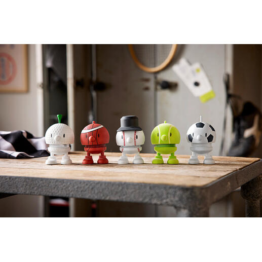 Vijf Hoptimist-figuren in verschillende sportontwerpen op een tafel.