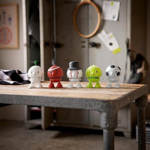 Vijf Hoptimist-figuren in verschillende sportontwerpen op een tafel.