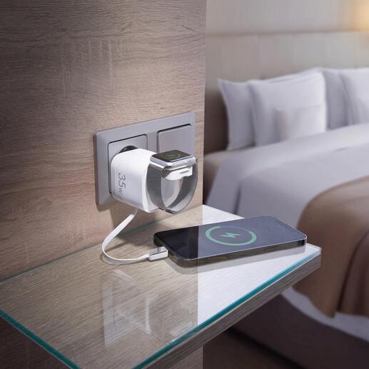 Snellader die een smartphone en smartwatch tegelijk oplaadt in een hotelomgeving.