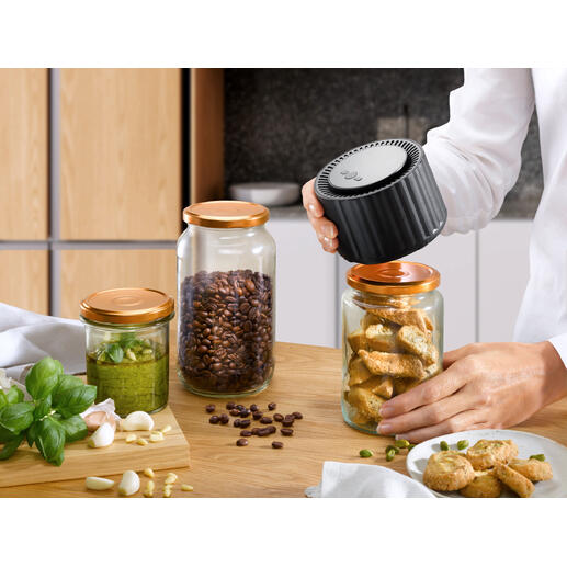 Vacuümsealer voor inmaakpotten op een houten oppervlak