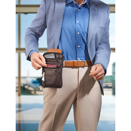 Man met een kleurgecoördineerde buffelleer heuptas die hij aan zijn riem vasthoudt.