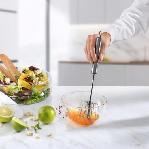 Handmixer met een garde om ingrediënten te mengen in een kom