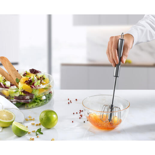 Halfautomatische garde in een kom met salade