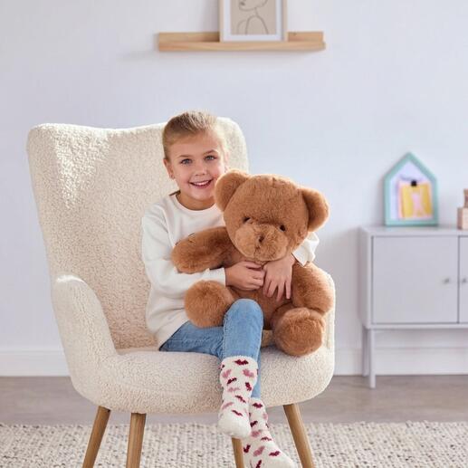 Meisje met een bruine teddybeer die een persoonlijke spraakboodschap kan afspelen.