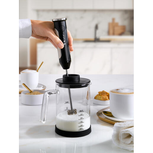 Accu melkopschuimer die met melk wordt gebruikt