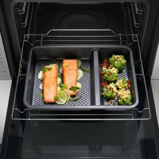 Twee-delige ovenschaal met zalm en groenten in de oven