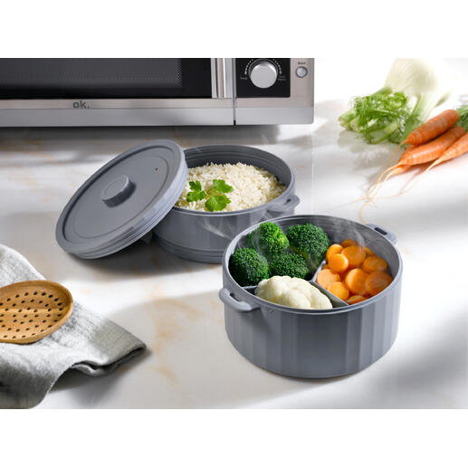 Dubbele stoomkoker met groenten en rijst in een grijze kom.