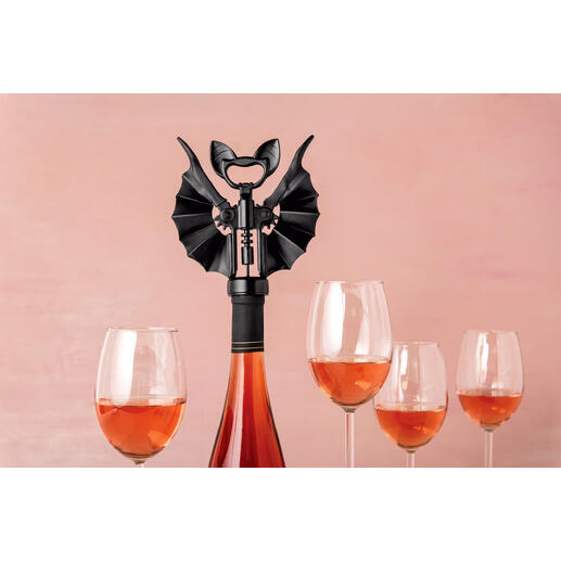 Vleermuiskurkentrekker met vleugels op een wijnfles.