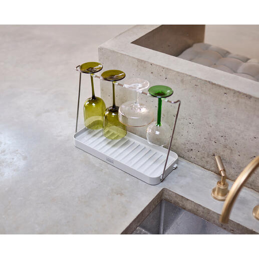 Wijnrek voor afdroog met meerdere glazen op een aanrecht.