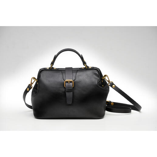 Zwarte damestas met gestructureerd leer op een witte achtergrond.