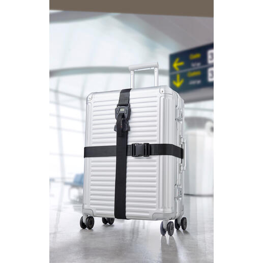 Zilveren koffer met zwart premium bagagestraps set 3-in-1 op een luchthaven.