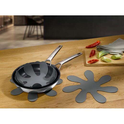 Silicon pan- en stapelbeschermerset op een houten oppervlak.