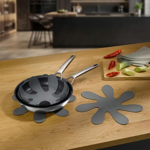 Silicon pan- en stapelbeschermerset op een houten oppervlak.